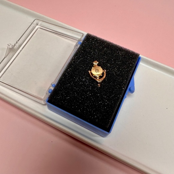 Vintage Avon Mini Door Knocker Pin – Gold Tone Brooch in Original Case - Picture 2 of 3